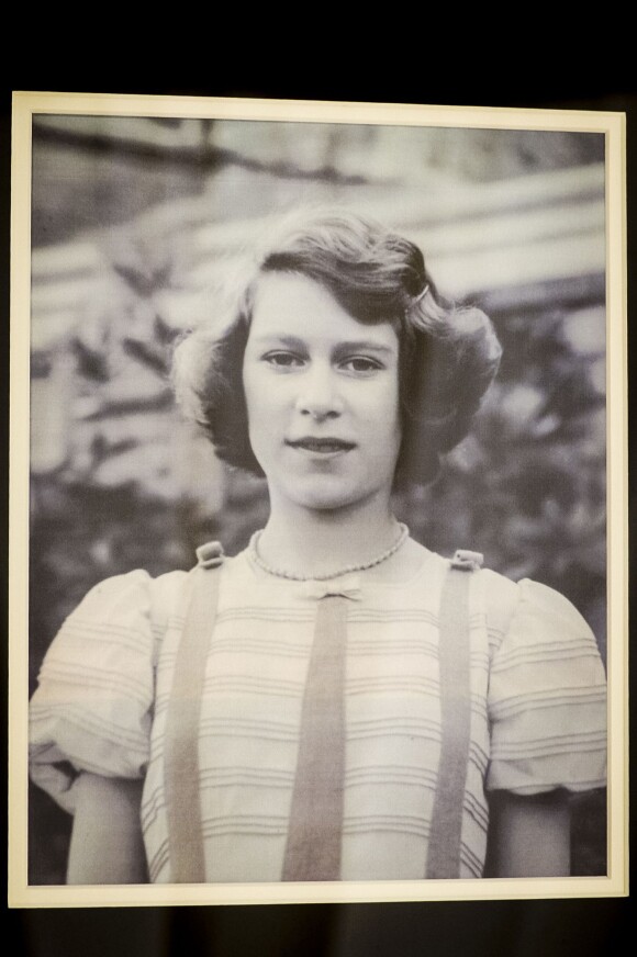 Le prince Charles a découvert cette photo de sa mère la reine Elizabeth II prise en 1939 lorsqu'elle avait 13 ans par Lawrence Audrain et appartenant à Simon Barnes, lors d'une visite à l'association Send a Cow dont il est le président à Bath le 1er février 2016.
