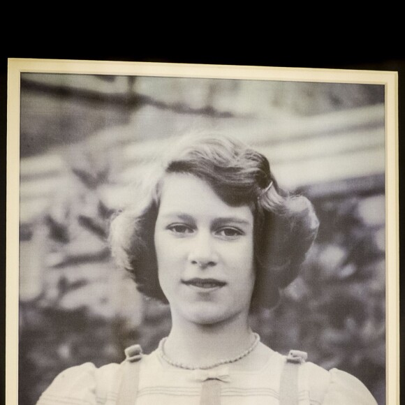 Le prince Charles a découvert cette photo de sa mère la reine Elizabeth II prise en 1939 lorsqu'elle avait 13 ans par Lawrence Audrain et appartenant à Simon Barnes, lors d'une visite à l'association Send a Cow dont il est le président à Bath le 1er février 2016.