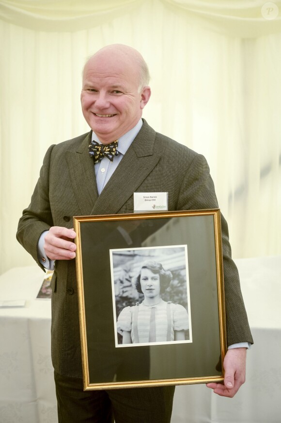 Simon Barnes a présenté cette photo de la reine Elizabeth II prise en 1939 lorsqu'elle avait 13 ans par Lawrence Audrain lors d'une visite du prince Charles à l'association Send a Cow à Bath le 1er février 2016.
