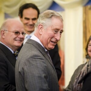 Le prince Charles en visite à l'association Send a Cow dont il est le président à Bath le 1er février 2016.