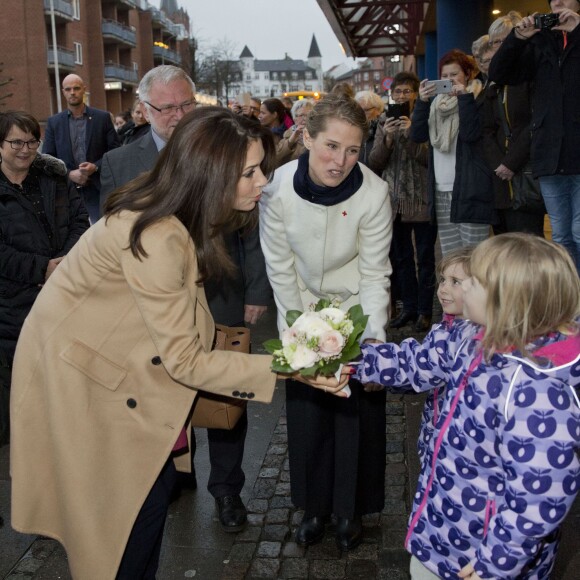 La princesse Mary de Danemark arrive pour une réunion dans les locaux de la Croix Rouge à Slagelse le 1er février 2016 dans le cadre d'un programme de luttre contre l'exclusion soutenu par sa fondation.