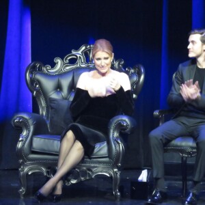 Céline Dion assiste à la cérémonie en hommage à son mari René Angélil, intitulée "Celebration of Life" avec son fils aîné René-Charles au Caesars Palace de Las Vegas le 3 février 2016. La chanteuse y a clamé son profond amour pour René Angelil, l'homme qui lui a permis de faire une magnifique carrière dans la musique et le seul qu'elle ait jamais aimé. Près de 200 personnes ont assisté à un concert donné par un quatuor à cordes et de nombreux discours ont été prononcés par les proches de René Angelil. On a aussi pu compter sur André Angélil (frère de René), Anne-Marie Angélil et son frère Jean-Pierre Angélil (les enfants issus du deuxième mariage de René) et Patrick Angélil (le premier fils de René, de son premier mariage). En revanche, comme c'était à prévoir, les jumeaux Nelson et Eddy (5 ans) n'ont pas assisté à la cérémonie diffusée en streaming.