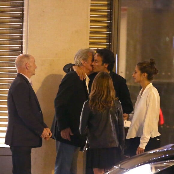 Exclusif Alain Delon , Anthony Delon et ses deux filles Lou et Liv - Le clan Delon réuni à l'occasion des 50 ans de Anthony Delon au Mandarin Hotel. Tout va pour le mieux dans la famille Delon, le clan est à nouveau soudé. Jeudi soir, Anthony qui fêtait ses 50 ans avait convié son père Alain Delon (dont c'était la première sortie depuis son hospitalisation), sa mère Nathalie Delon, Anouchka Delon et son compagnon Julien Dereims ainsi que ses deux filles Lou et Liv. Paris le 2 octobre 2014