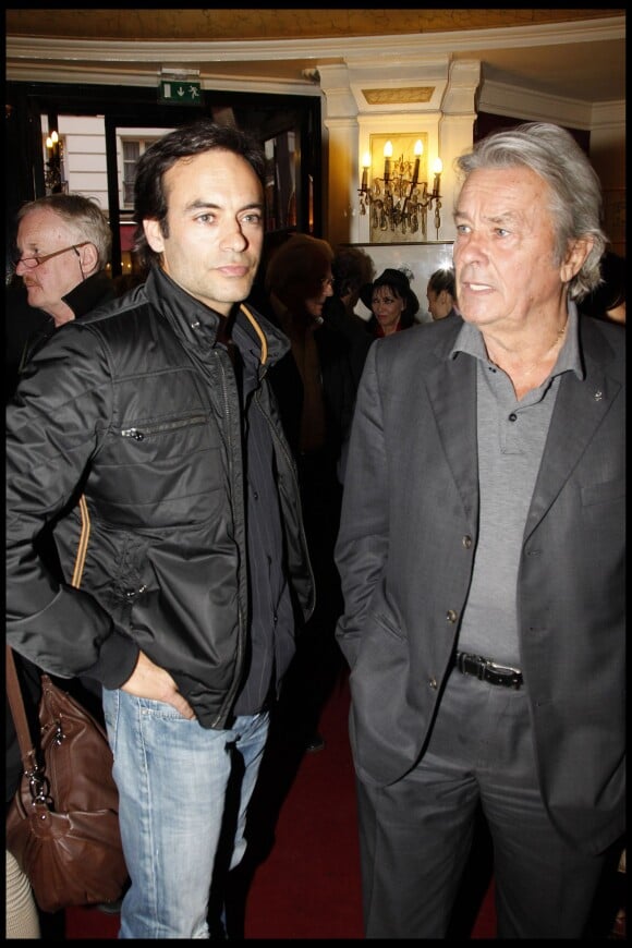 Exclusif - Anthony Delon et son père Alain Delon à Paris le 31 mai 2010
