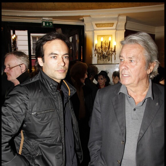 Exclusif - Anthony Delon et son père Alain Delon à Paris le 31 mai 2010