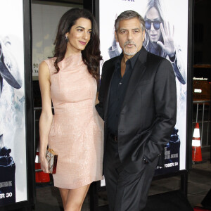 George Clooney et sa femme Amal Alamuddin Clooney - Avant-première du film "Our Brand Is Crisis" au TCL Chinese Theater à Hollywood, le 26 octobre 2015.