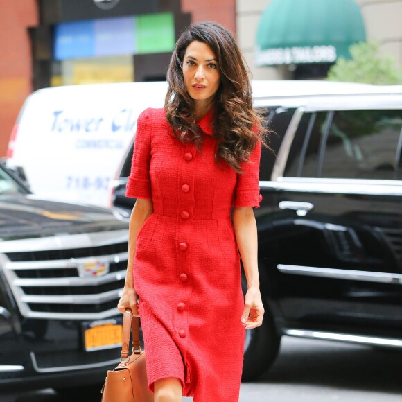 Amal Alamuddin Clooney (sac Ralph Lauren) se promène dans les rues de New York, le 30 septembre 2015