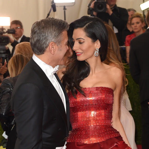 George Clooney et sa femme Amal Alamuddin Clooney - Soirée Costume Institute Gala 2015 (Met Ball) au Metropolitan Museum célébrant l'ouverture de Chine: à travers le miroir à New York, le 4 mai 2015.