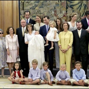 Photo de famille lors du baptême de l'infante Sofia, fille de Felipe et Letizia d'Espagne, en juillet 2007 au palais de la Zarzuela à Madrid.