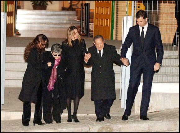 Telma Ortiz et Letizia d'Espagne avec leurs grands-parents Enriqueta Rodriguez et Francisco Rocasolano à la sortie d'une messe à la mémoire de leur soeur Erika, en février 2007 à Madrid.