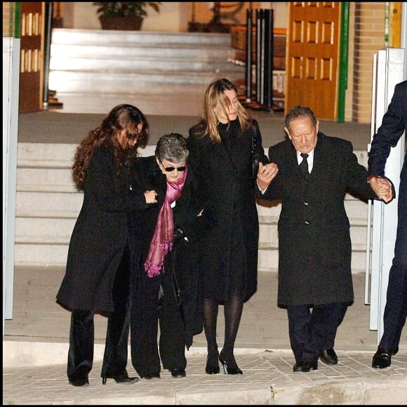 Telma Ortiz et Letizia d'Espagne avec leurs grands-parents Enriqueta Rodriguez et Francisco Rocasolano à la sortie d'une messe à la mémoire de leur soeur Erika, en février 2007 à Madrid.