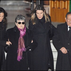 Telma Ortiz et Letizia d'Espagne avec leurs grands-parents Enriqueta Rodriguez et Francisco Rocasolano à la sortie d'une messe à la mémoire de leur soeur Erika, en février 2007 à Madrid.