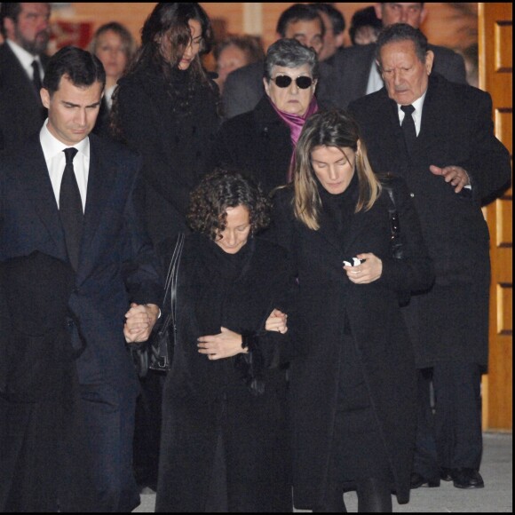 Telma Ortiz et Letizia d'Espagne avec leurs grands-parents Enriqueta Rodriguez et Francisco Rocasolano à la sortie d'une messe à la mémoire de leur soeur Erika, en février 2007 à Madrid.