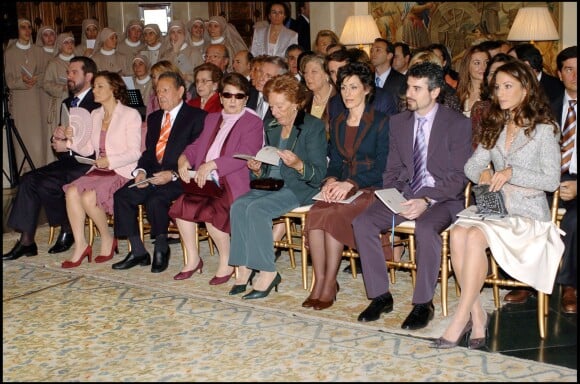 Telma Ortiz (à droite) et Erica Ortiz (centre droite), soeurs de Letizia d'Espagne, lors du baptême de l'infante Leonor en janvier 2006 au palais de la Zarzuela à Madrid.