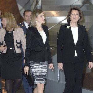 La reine Letizia d'Espagne assiste à un forum contre le cancer au siège de l'AECC à Madrid le 3 février 2016