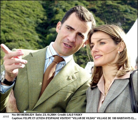 Felipe et Letizia d'Espagne dans le village Villar de Vildas en principauté des Asturies en octobre 2004.