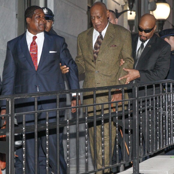 Bill Cosby à la sortie du palais de justice de Montgomery à Norristown, le 2 février 2016, suite à une audition préliminaire pour son accusation d'agression sexuelle sur une cinquantaine de femmes. Ses avocats avancent aujourd'hui que le procureur Bruce Castor L Jr avait accepté de ne pas poursuivre l'acteur pendant 10 ans, pour obtenir son témoignage libre.
