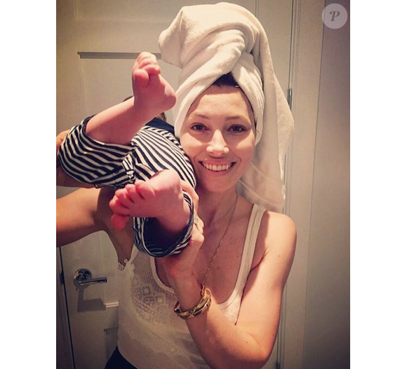 Jessica Biel a publié une photo d'elle sans maquillage en train de jouer avec son fils Silas Randall, sur sa page Instagram, le 4 février 2016.