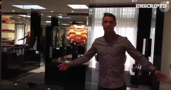 Cristiano Ronaldo nous fait visiter sa maison à Madrid (Espagne) - décembre 2015