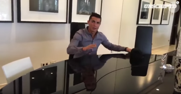 Le footballeur Cristiano Ronaldo nous fait visiter sa maison à Madrid - décembre 2015
