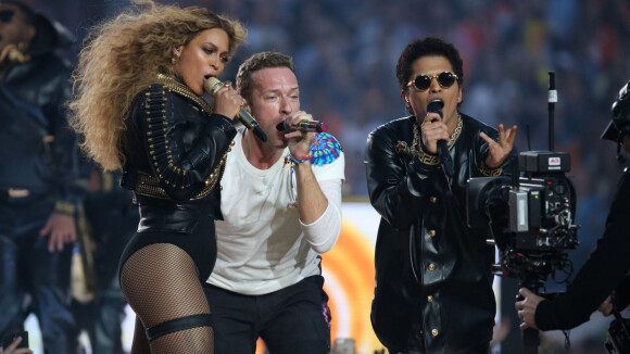Super Bowl : Beyoncé manque de chuter mais rayonne avec Coldplay et Bruno Mars