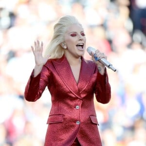 Lady Gaga chante l'hymne américain à la mi-temps du Super Bowl à Santa Clara - 7 février 2016