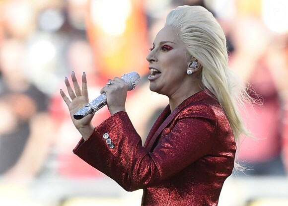 Lady Gaga chante l'hymne américain à la mi-temps du Super Bowl à Santa Clara - 7 février 2016