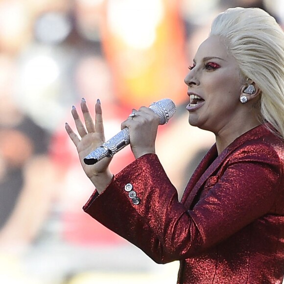 Lady Gaga chante l'hymne américain à la mi-temps du Super Bowl à Santa Clara - 7 février 2016