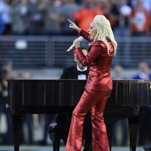 Lady Gaga chante l'hymne américain à la mi-temps du Super Bowl à Santa Clara - 7 février 2016