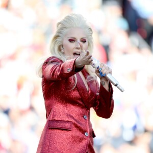 Lady Gaga chante l'hymne américain à la mi-temps du Super Bowl à Santa Clara - 7 février 2016