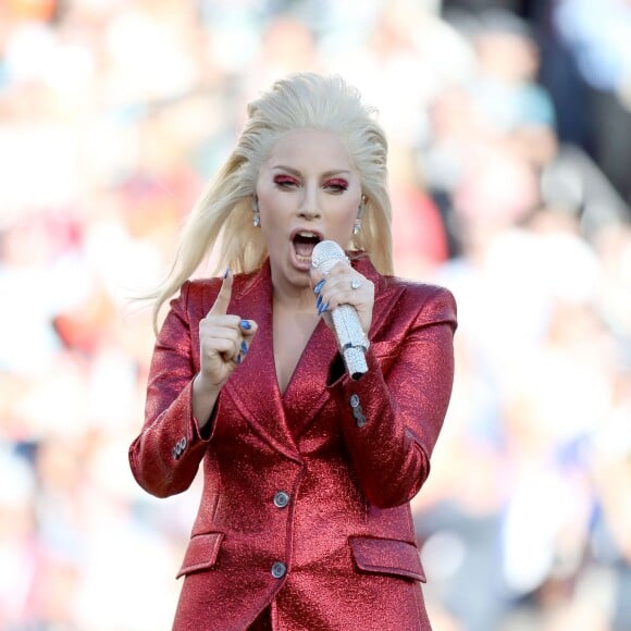 Lady Gaga chante l'hymne américain à la mi-temps du Super Bowl à Santa Clara - 7 février 2016