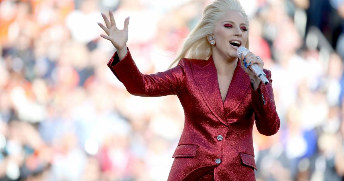Lady Gaga chante l