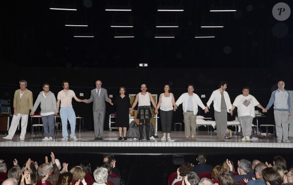 Exclusif - Philippe Torreton, Hervé Briaux, Adrien Cauchetier, Antoine Cholet, Tristan Robin, Patrice Costa, Gilles Fisseau, Yveline Hamon, Jean-François Lapalus, Bruno Ouzeau, Julie-Anne Roth, Luc Tremblais, Martine Vandevillen - Première de la pièce "Cyrano de Bergerac" au théâtre de la Porte-Saint-Martin à Paris le 2 février 2016. © Coadic Guirec/Bestimage