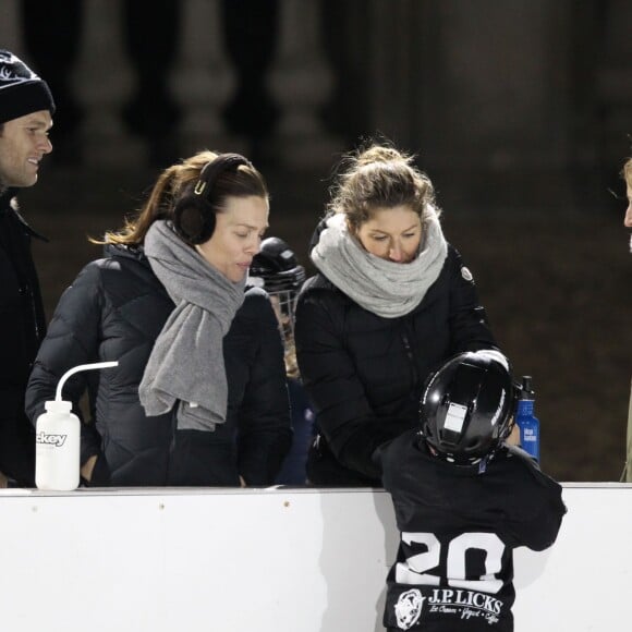 Exclusif - Tom Brady, sa femme Gisele Bündchen, la soeur de Tom, Nancy, et son mari Steve Bonelli assistent à un match de hockey de Benjamin (fils de Tom Brady et Gisele Bündchen). Boston, le 31 janvier 2016.