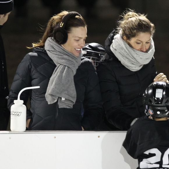Exclusif - Tom Brady, sa femme Gisele Bündchen, la soeur de Tom, Nancy, et son mari Steve Bonelli assistent à un match de hockey de Benjamin (fils de Tom Brady et Gisele Bündchen). Boston, le 31 janvier 2016.