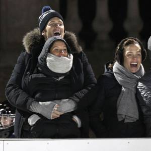 Exclusif - Tom Brady, sa femme Gisele Bündchen, la soeur de Tom, Nancy, et son mari Steve Bonelli assistent à un match de hockey de Benjamin (fils de Tom Brady et Gisele Bündchen). Boston, le 31 janvier 2016.