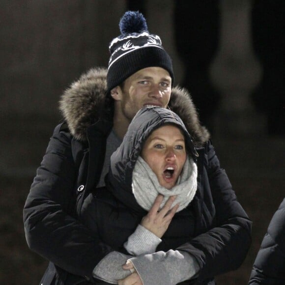 Exclusif - Tom Brady, sa femme Gisele Bündchen, la soeur de Tom, Nancy, et son mari Steve Bonelli assistent à un match de hockey de Benjamin (fils de Tom Brady et Gisele Bündchen). Boston, le 31 janvier 2016.