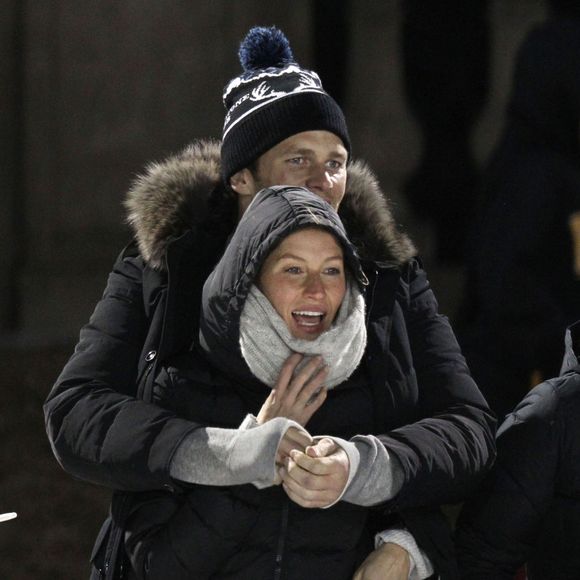 Exclusif - Tom Brady, sa femme Gisele Bündchen, la soeur de Tom, Nancy, et son mari Steve Bonelli assistent à un match de hockey de Benjamin (fils de Tom Brady et Gisele Bündchen). Boston, le 31 janvier 2016.