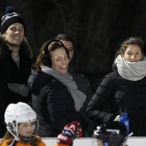 Exclusif - Tom Brady, sa femme Gisele Bündchen, la soeur de Tom, Nancy, et son mari Steve Bonelli assistent à un match de hockey de Benjamin (fils de Tom Brady et Gisele Bündchen). Boston, le 31 janvier 2016.