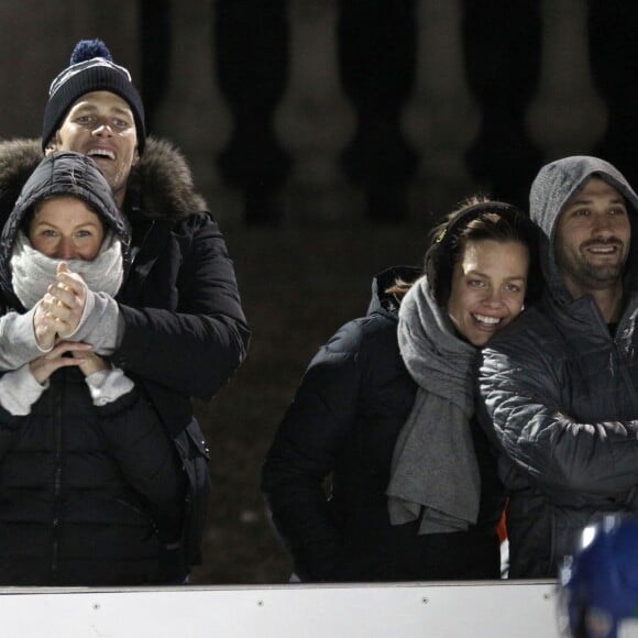 Exclusif - Tom Brady, sa femme Gisele Bündchen, la soeur de Tom, Nancy, et son mari Steve Bonelli assistent à un match de hockey de Benjamin (fils de Tom Brady et Gisele Bündchen). Boston, le 31 janvier 2016.