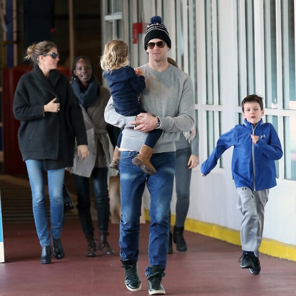 Exclusif - Gisele Bündchen, son mari Tom Brady et leurs leurs enfants Vivian, Benjamin et John Edward Thomas Moynahan (fils de Tom Brady et Bridget Moynahan) à New York. Le 30 janvier 2016.