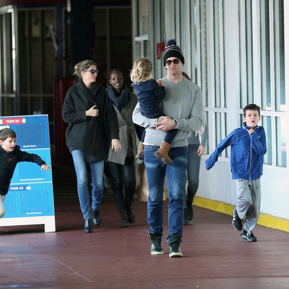 Exclusif - Gisele Bündchen, son mari Tom Brady et leurs leurs enfants Vivian, Benjamin et John Edward Thomas Moynahan (fils de Tom Brady et Bridget Moynahan) à New York. Le 30 janvier 2016.