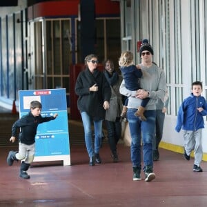 Exclusif - Gisele Bündchen, son mari Tom Brady et leurs leurs enfants Vivian, Benjamin et John Edward Thomas Moynahan (fils de Tom Brady et Bridget Moynahan) à New York. Le 30 janvier 2016.