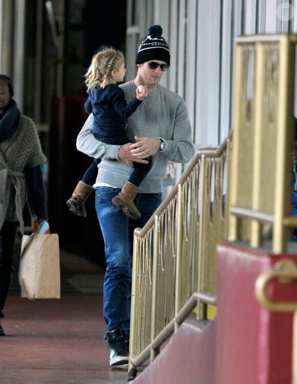 Exclusif - Prix Spécial - No Web - No blog - Gisele Bündchen et son mari Tom Brady se promènent avec leurs enfants Vivian et Benjamin à New York, et avec le fils de Tom, John Edward Thomas Moynahan, le 30 janvier 2016. Ce sont les premières photos du joueur depuis qu'il a perdu contre les Denver Broncos et qu'il a ainsi éliminé toute chance pour les New England Patriots d'aller au Super Bowl. Ils ont joué au Laser Tag et à des jeux vidéos au Chelsea Piers Sports and Entertainment Complex.  PLEASE HIDE CHILDREN'S FACE PRIOR TO THE PUBLICATION Exclusive - For Germany Call For Price - No web - No blog - First Pictures Tom Brady and Gisele Take the Family Out in New York. Tom and Gisele were spotted talking the family out for a day of fun in New York City. The star quarterback was spotted for the first time since being being beaten by the Denver Broncos who ended the chances for New England to make it to the Superbowl. The family enjoyed the day first hitting up the Standard Hotel downtown and then over to Chelsea Pier for some laser tag and video games. 01/30/2016.30/01/2016 - New York