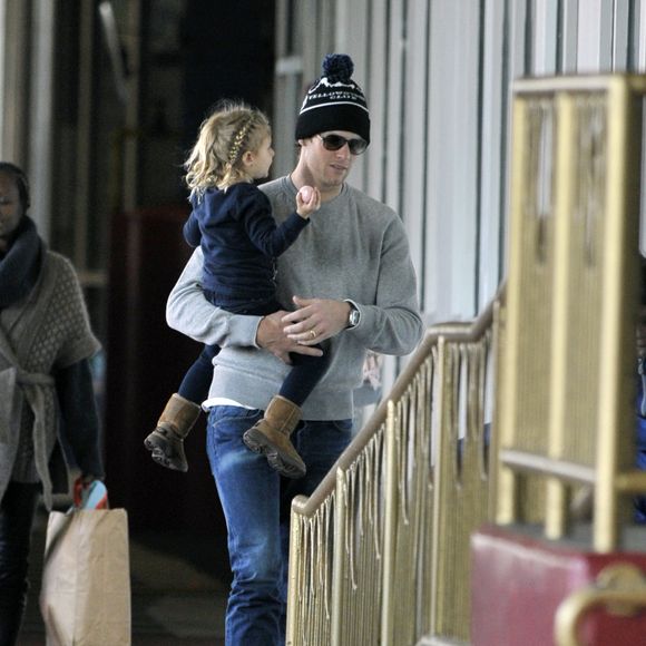 Exclusif - Prix Spécial - No Web - No blog - Gisele Bündchen et son mari Tom Brady se promènent avec leurs enfants Vivian et Benjamin à New York, et avec le fils de Tom, John Edward Thomas Moynahan, le 30 janvier 2016. Ce sont les premières photos du joueur depuis qu'il a perdu contre les Denver Broncos et qu'il a ainsi éliminé toute chance pour les New England Patriots d'aller au Super Bowl. Ils ont joué au Laser Tag et à des jeux vidéos au Chelsea Piers Sports and Entertainment Complex.  PLEASE HIDE CHILDREN'S FACE PRIOR TO THE PUBLICATION Exclusive - For Germany Call For Price - No web - No blog - First Pictures Tom Brady and Gisele Take the Family Out in New York. Tom and Gisele were spotted talking the family out for a day of fun in New York City. The star quarterback was spotted for the first time since being being beaten by the Denver Broncos who ended the chances for New England to make it to the Superbowl. The family enjoyed the day first hitting up the Standard Hotel downtown and then over to Chelsea Pier for some laser tag and video games. 01/30/2016.30/01/2016 - New York