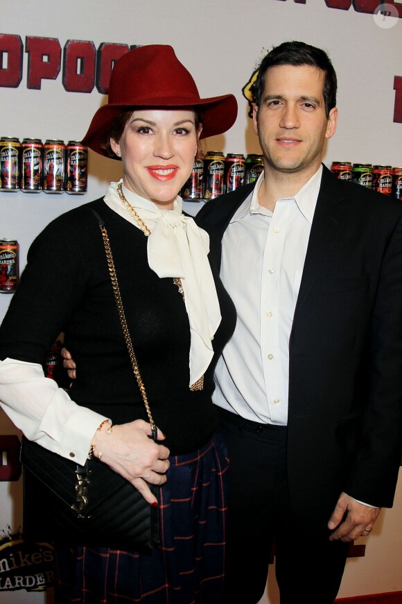 Molly Ringwald, Panio Gianopoulos lors d'une première de Deadpool à New York le 8 février 2016.