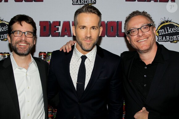 Rhett Reese, Ryan Reynolds, Paul Wernick lors d'une première de Deadpool à New York le 8 février 2016.