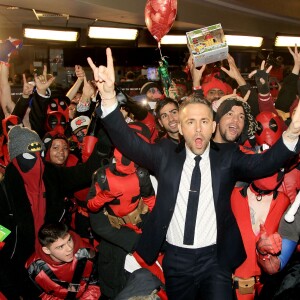 Ryan Reynolds avec des fans lors d'une première de Deadpool à New York le 8 février 2016.