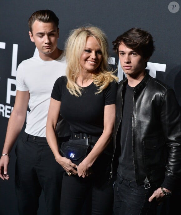 Pamela Anderson et ses fils Brandon et Dylan Lee assistent au défilé "Saint Laurent at the Palladium" à l'Hollywood Palladium. Los Angeles, le 10 février 2016.
