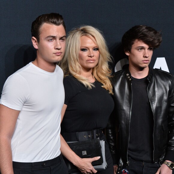 Pamela Anderson et ses fils Brandon et Dylan Lee assistent au défilé "Saint Laurent at the Palladium" à l'Hollywood Palladium. Los Angeles, le 10 février 2016.